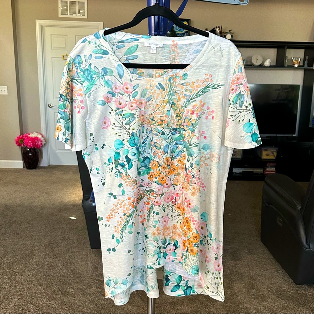 Concepts colorful short sleeve beaded Top. Size large 12/14